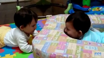 O jogo de esconde-esconde. Engraçados Twins jogar esconde-esconde