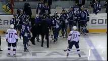 Un hockeyeur se fait couper la gorge par un patin en plein match