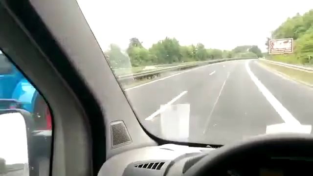 ll se fait doubler par une caravane tirée par un tracteur... sur l'autoroute!