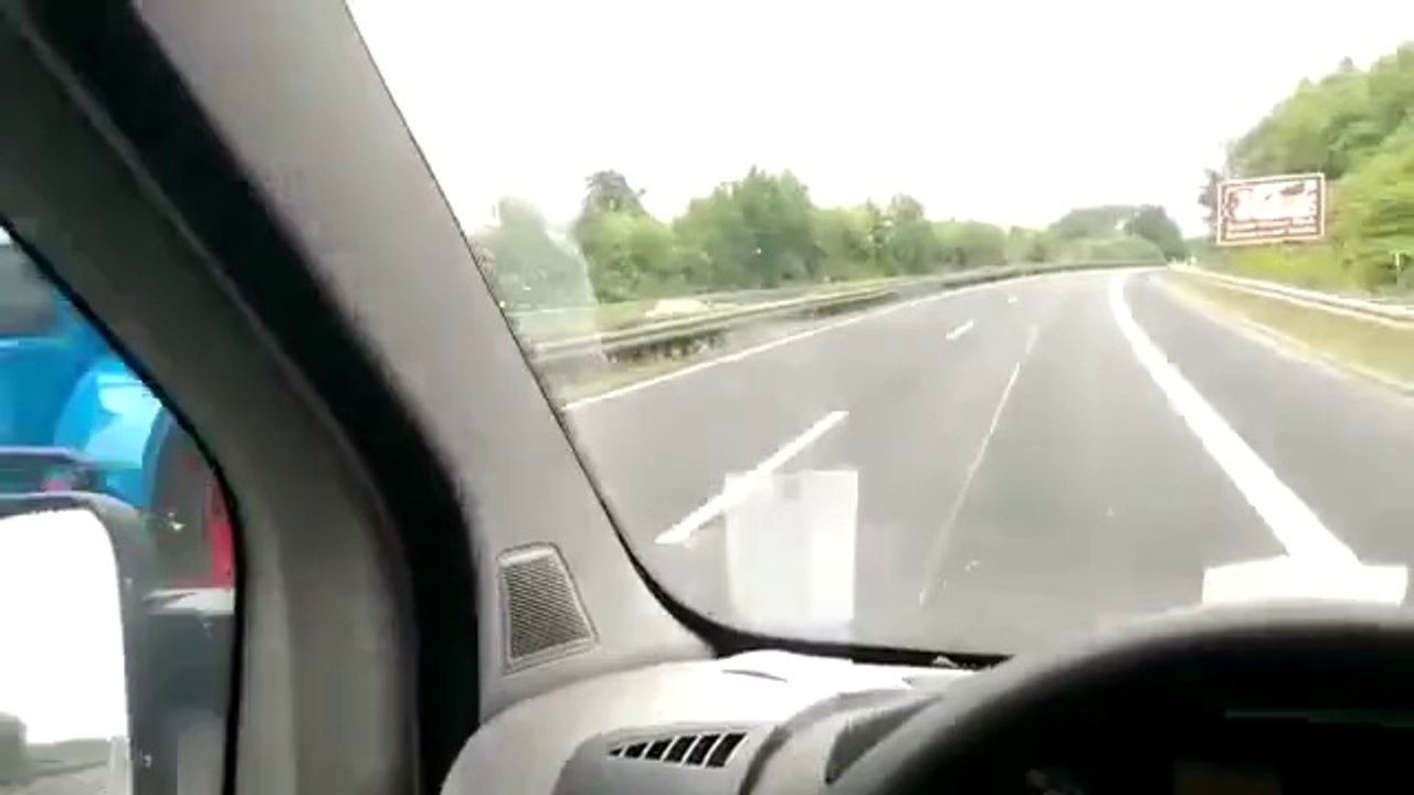 ll se fait doubler par une caravane tirée par un tracteur... sur l'autoroute!