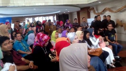 Para Wanita Histeris Berebut Foto Bareng Ari Lasso