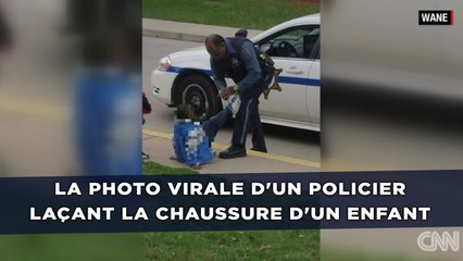 La photo virale d'un policier laçant la chaussure d'un enfant