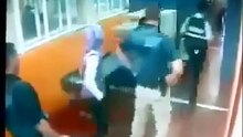 Esfaqueia o policia no posto
