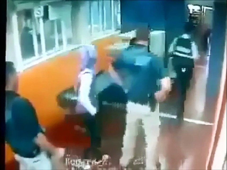 Esfaqueia o policia no posto