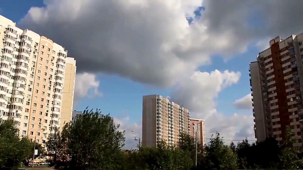 Самолёт чуть не врезался в здание