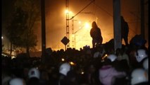 La policía griega bloquea el paso a miles de refugiados