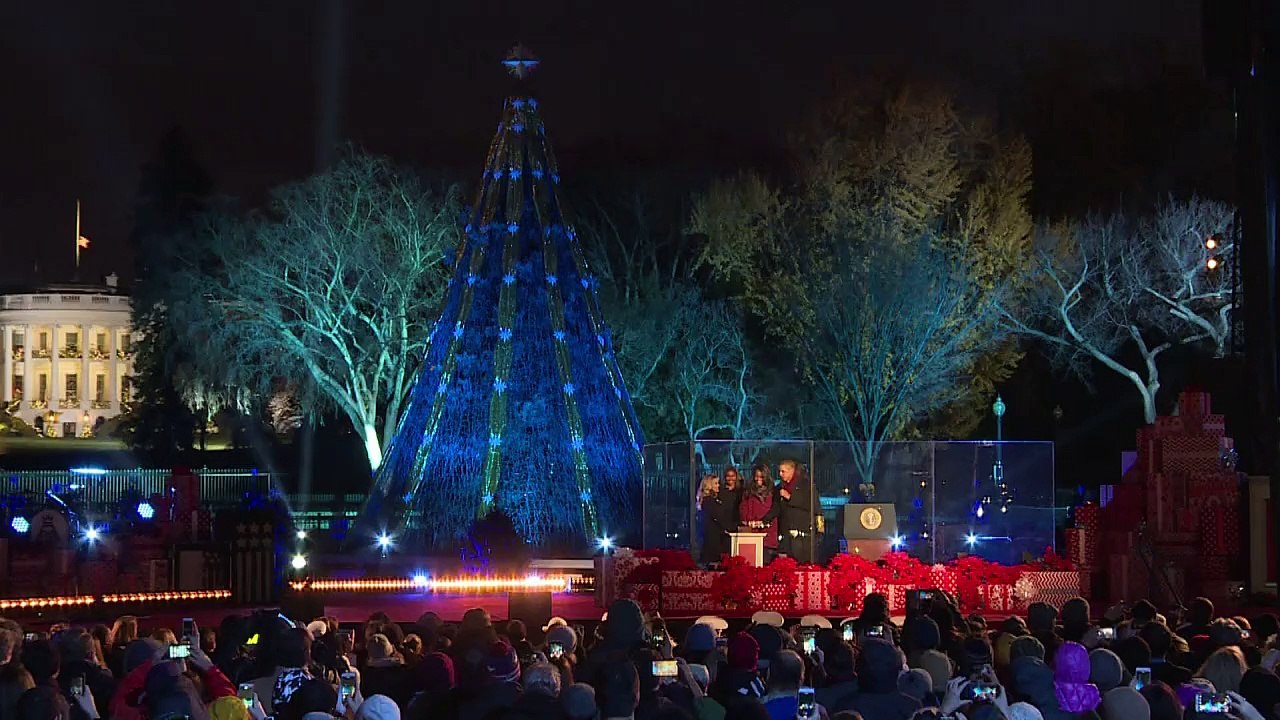 Obama knipst nationalen weihnachtsbaum an