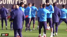 Lionel Messi provoca la carcajada de Gerard Piqué en el entrenamiento