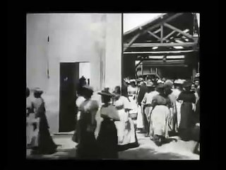 Video herunterladen: La sortie de l'usine Lumière à Lyon (1895) - Frères Lumière