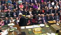 Parlamento britânico aprova bombardeamentos do Reino Unido sobre o grupo Estado Islâmico na Síria - 397 votos a favor, 223 contra