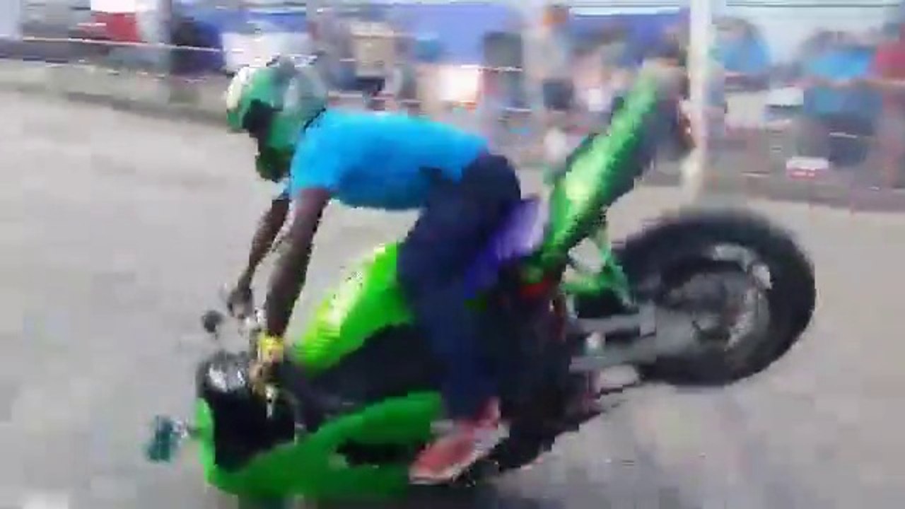Faire du stunt avec un moto sans roue à l'avant