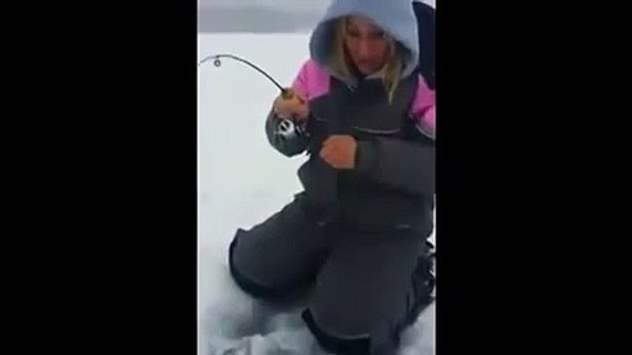 Девушка поймала щуку