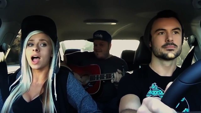 Девушка классно поет в машине с парнями!