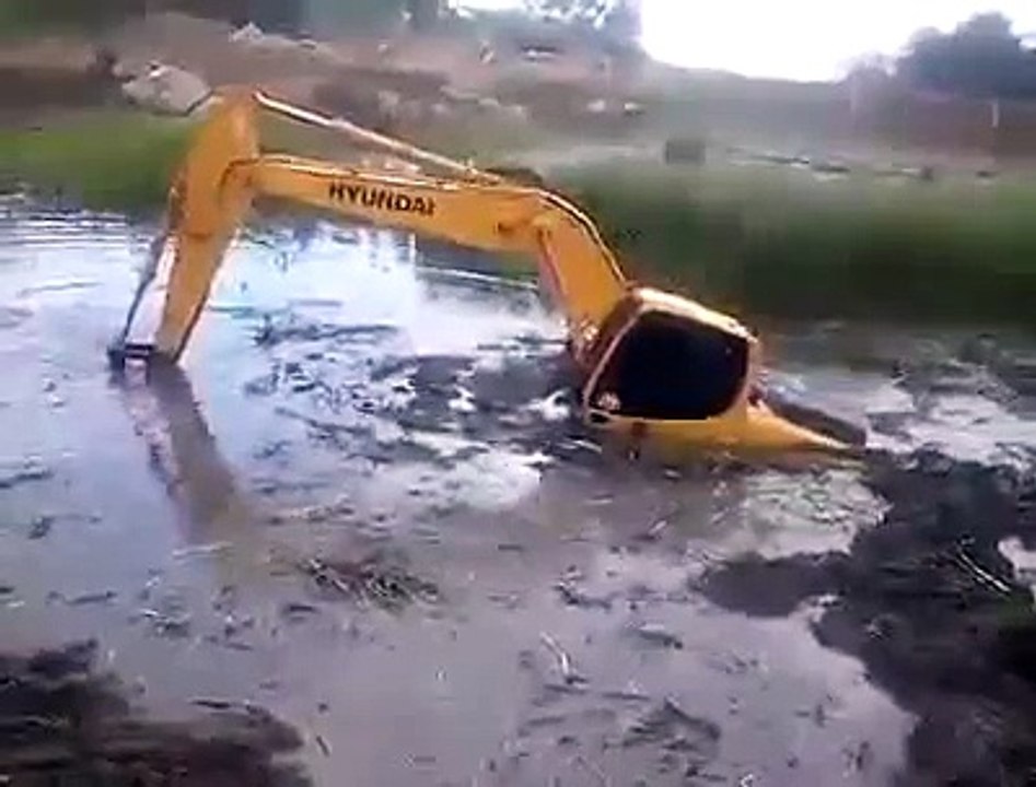 حیران کن یہ کرین دلدل میں پھنس گئ پھر نکلی کیسے دیکھیں