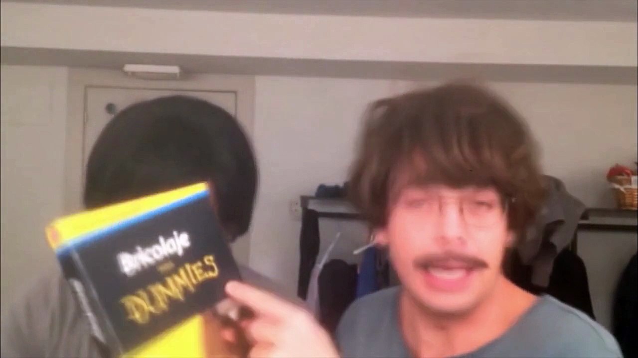 Así tratan a sus Fans, AuronPlay y Wismichu, botando a la basura regalos.