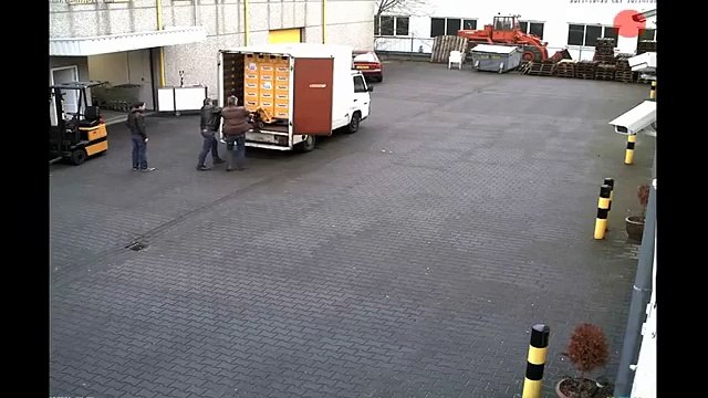 Así fue como trabajadores dejaron caer cajas de cerveza desde un camión