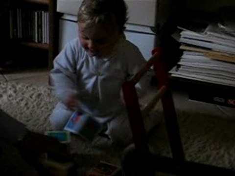 Amaury joue aux cubes avec son papa