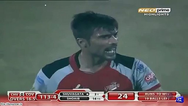Dunya NewsAmir responds to boundary takes wicket
