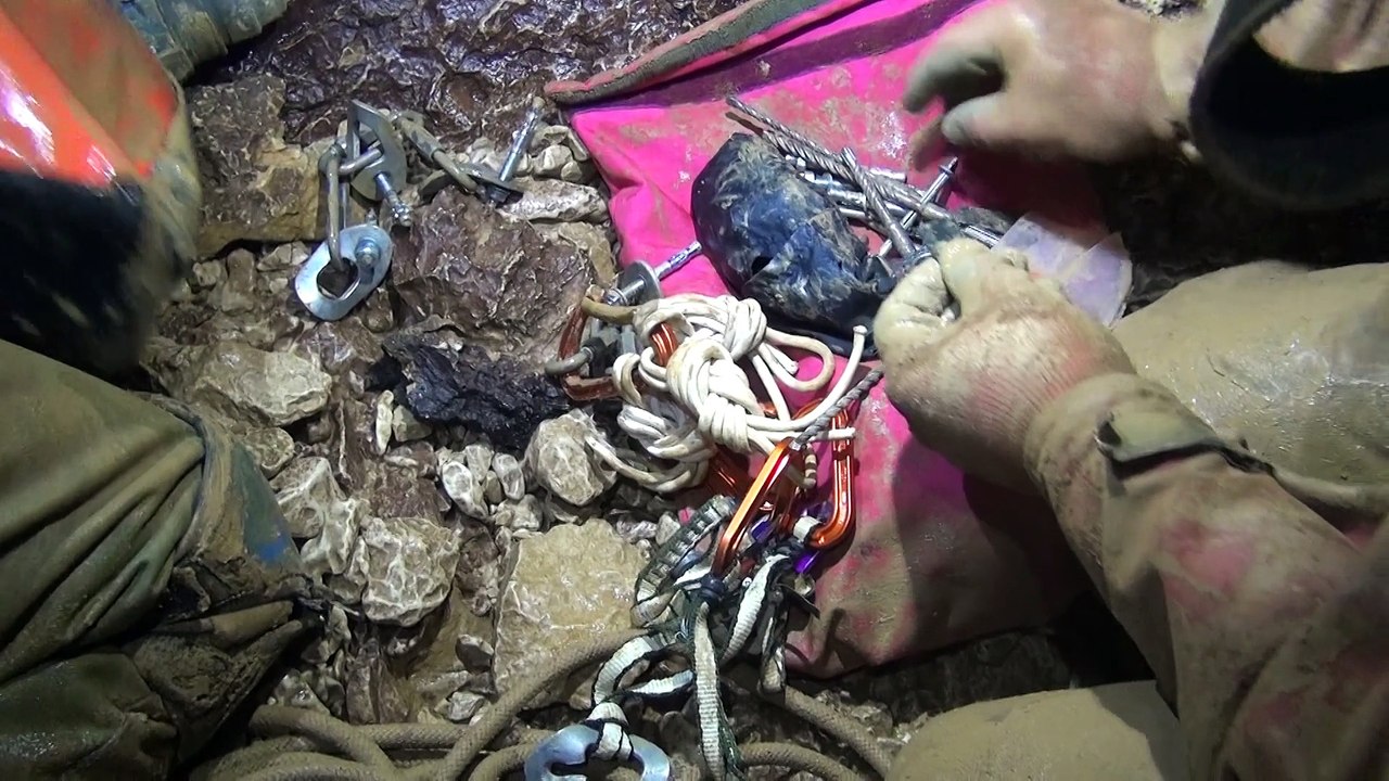 Explorations et mésaventures derrière le siphon 8 - grotte de la Luire