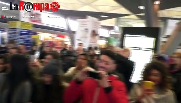 Napoli. Artisti del San Carlo intrattengono i viaggiatori... e il pubblico va in delirio sulle note di Caruso e della Traviata