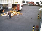 Stupid Guys destroy hundreds of Beer Bottles in 1 second unloading them off a Truck