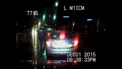 Un conducteur en train de sniffer de la cocaine sur le bord de la route, arreté par la police