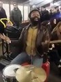 Un batteur chanteur dans le métro : énorme!!!