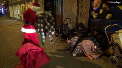 Le Père-Noël s'approche d'un itinérant qui dort, il ouvre son sac et la suite est féérique!