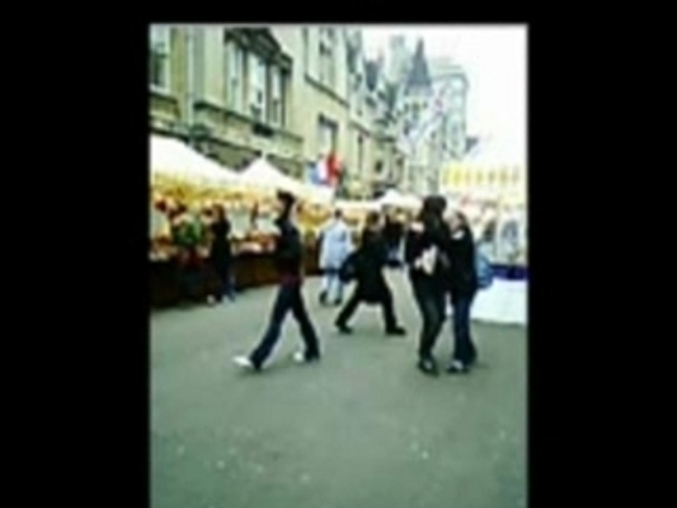 Free hugs in Oxford by Ambre