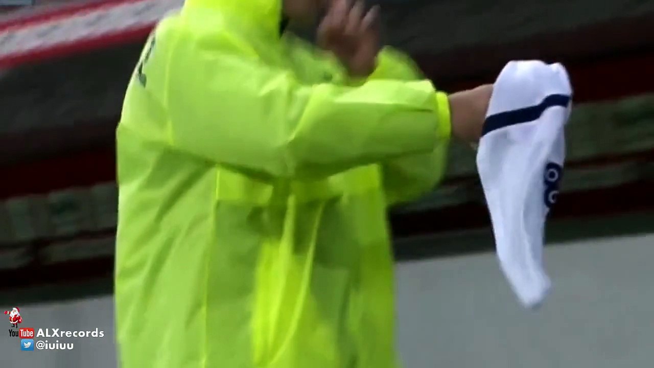 Buzz : Quand Zlatan Ibrahimovic (PSG) offre son maillot à un jeune supporter ( Zlatan Great Gesture To Young Fan ) !