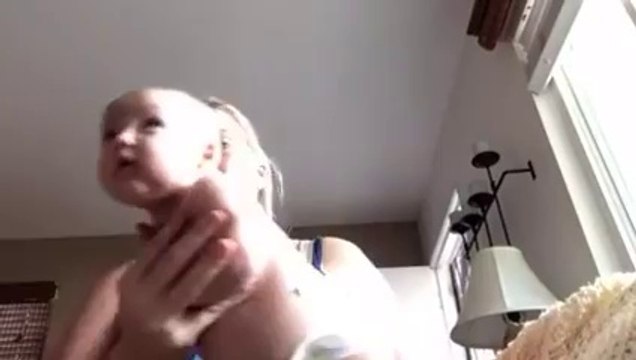 Une maman essaie la technique the hold pour calmer son bébé en pleurs et ça marche