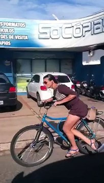 Cette femme descend de son vélo pour danser en plein milieu de la route... Dingue