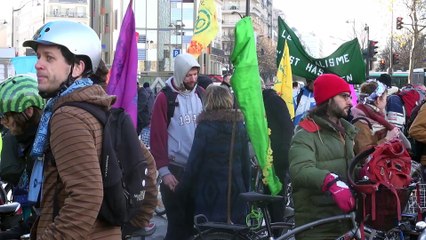 COP21 : à Paris, des centaines de cyclistes se réapproprient la route