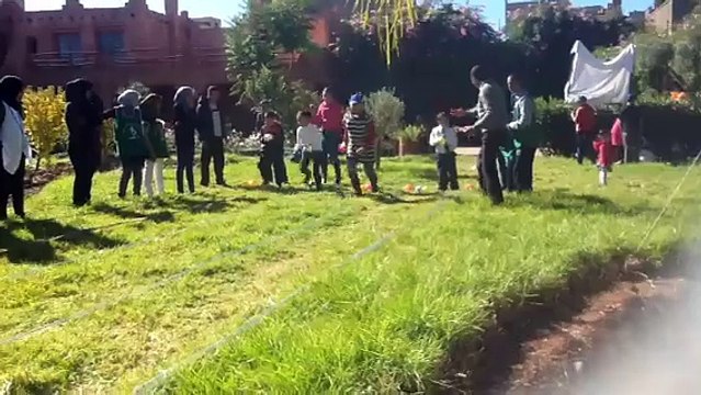Jeu de course à pied des enfants de l'association Aadh Ljadid accueillis par ceux de l'association Ourika Tadamoune