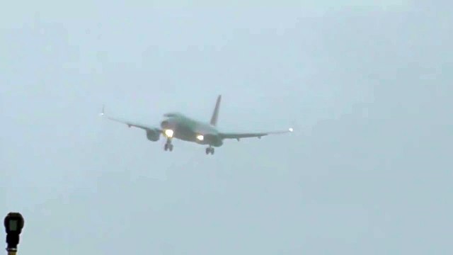 Самолет почти завис в воздухе из за сильного ветра и пошел на второй круг, не су