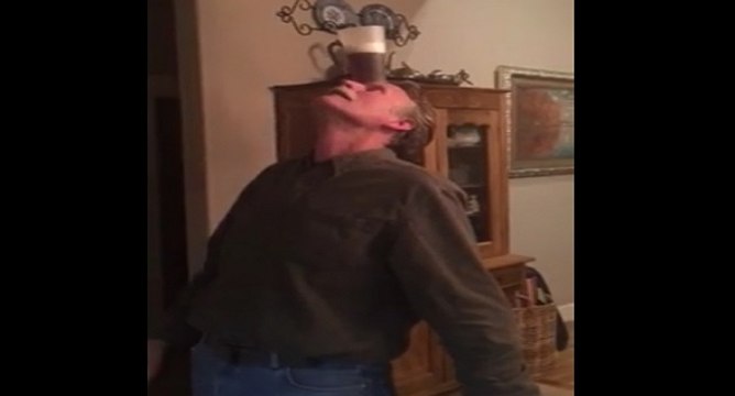 Vous n'aurez jamais vu quelqu'un boire une bière comme cet homme