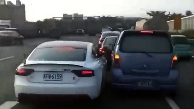 Quand tu veux pas partager ta ligne - Road rage et accident débile