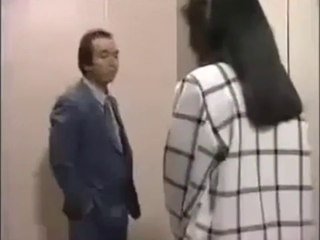 لڑکی نے لفٹ کے اندر کپڑے کیوں اتارے دیکھیں