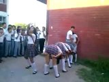 اسکول کے لڑکے اور لڑکیاں شرمناک گیم کھیلتے ہوئے