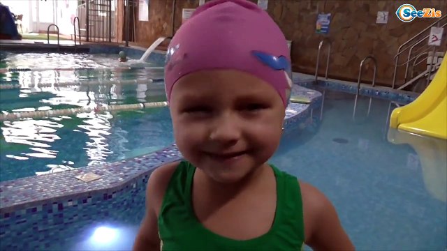 ✔ Кукла Ненуко и девочка Ярослава купаются в бассейне - Nenuco Baby Doll with Yaroslava Bath Time ✔