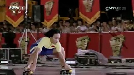 İşte yetenek 17 aracın altından patenle kayarak geçen süper kadın