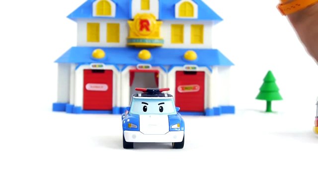 Robocar Poli Arabalar Kurtarma merkezinde Ambulans Amber ve İtfaiyeci Roy ile beraber
