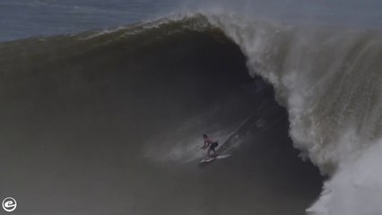 Il tente de surfer la plus grande vague en skimboard
