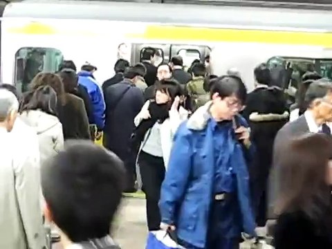 Rush hour in japanese subway : unbelievable nice polite people