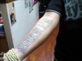 Quand on éteint la lumière, le tatouage se transforme !