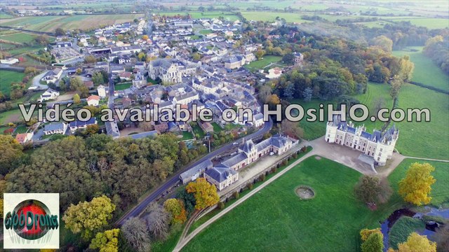 Chanzeaux et son Château en automne, Pays de La Loire, France © Mickael COURANT