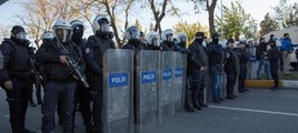 Sur ilçesine yürümek isteyenlere polis müdahalesi