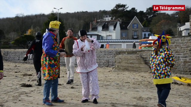 Douarnenez. 70 personnes se jettent joyeusement à la mer au profit du Téléthon
