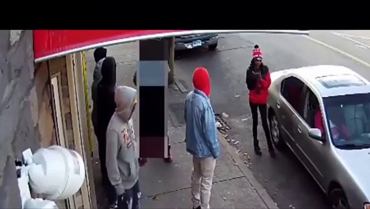 il tire sur son pote en sortant d'un bar