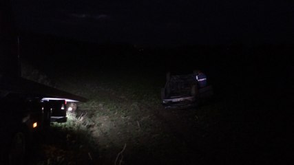 Accident de la route. Le véhicule se retrouve sur le toit